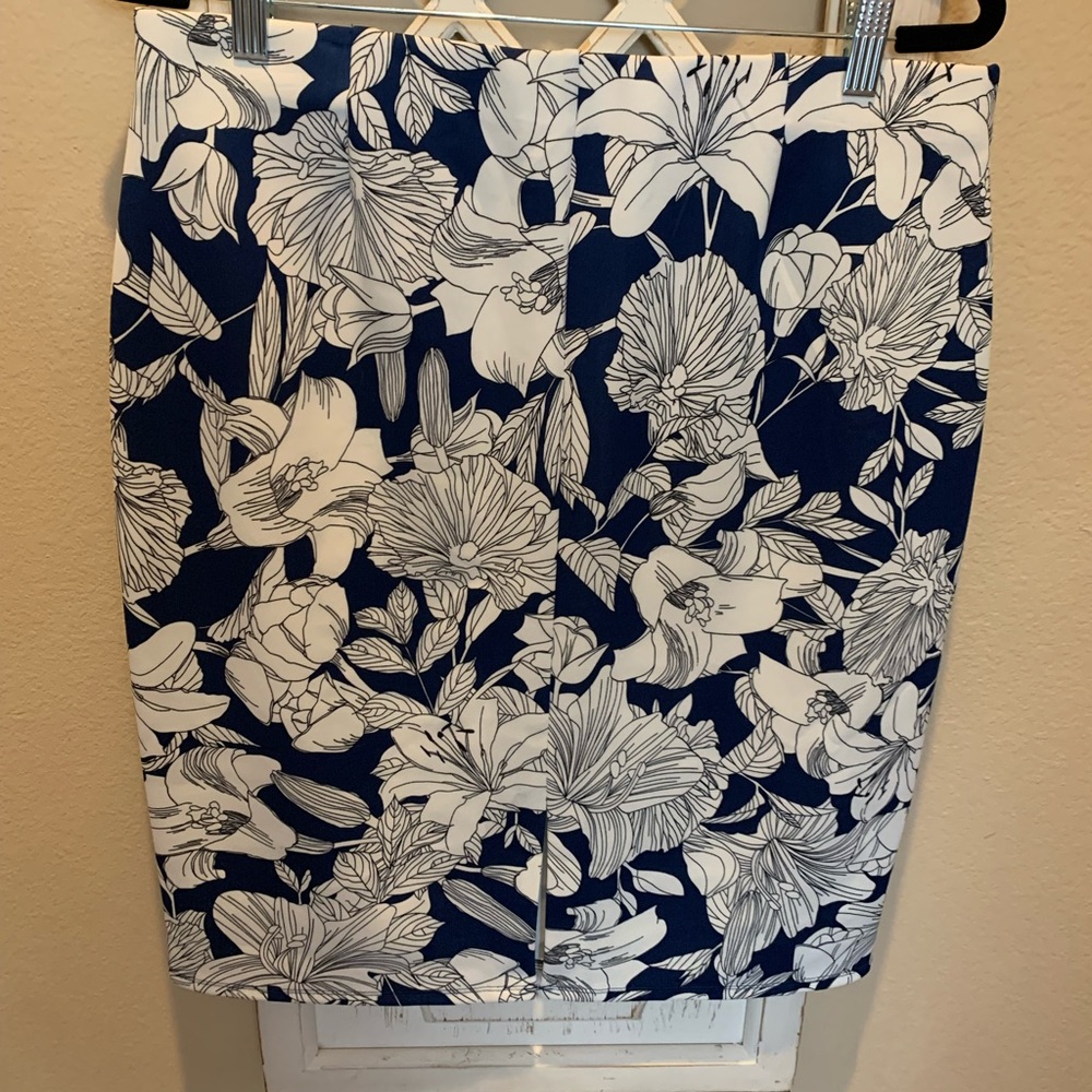 New floral navy/white stretchy skirt